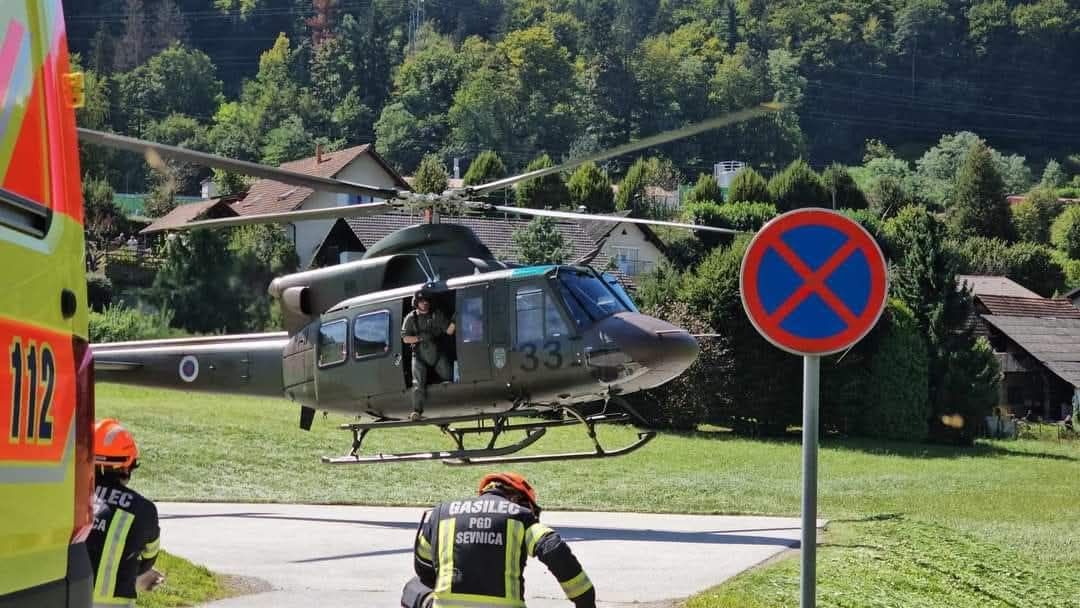 Reševanje poškodovane osebe s helikopterjem.