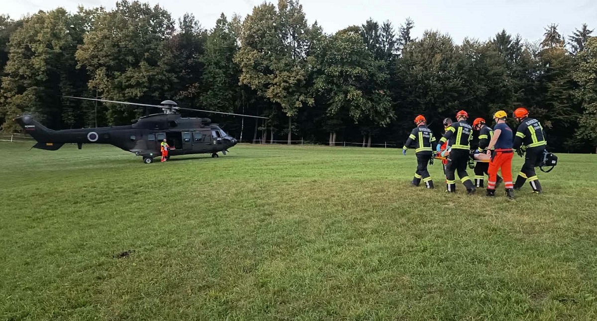 poskodovano kolesarko odpeljal helikopter