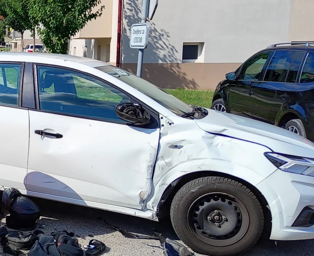 Prometna nesreča motorista na Senovem.