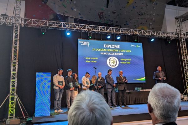 karate-klub-brezice-10A3195365-EC89-38A9-428D-6E91EC6120A4.jpg