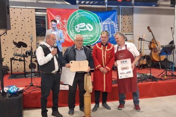 salame-113D105161-9A3C-34D4-FE9F-2D3E65C84605.jpg