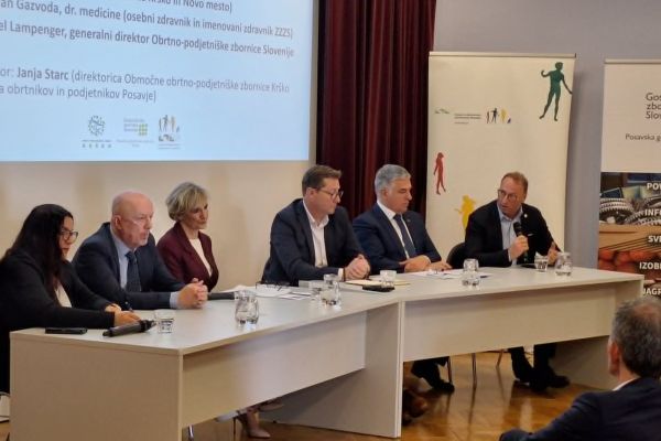 okrogla-miza-janja-starc-24424B6F9-F546-AEDA-4D10-62759EE1A4B8.jpg