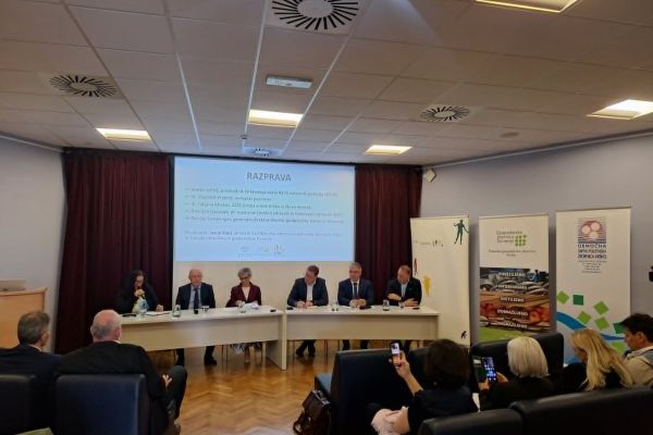 okrogla-miza-janja-starc-5726CAC65-CCCB-E5A4-8B2D-E880D842B5B6.jpg