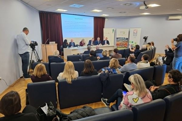 okrogla-miza-janja-starc-6E876D0A5-FFD3-1083-BB48-D17A08B243B2.jpg