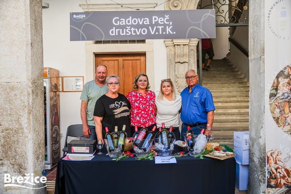 kruh-vino-brezice-10FB436BF-140E-EEF9-650D-E589C8A214C5.jpg