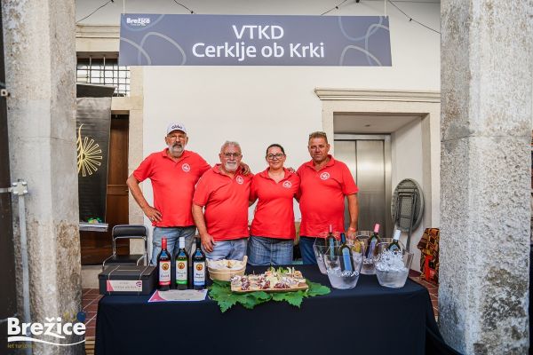 kruh-vino-brezice-3959790AB-6D6D-F0F4-DBAA-75AEB381E4D4.jpg