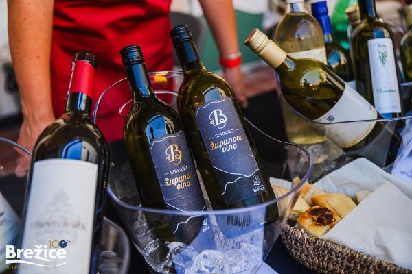 kruh-vino-brezice-488D16419-449C-B3F6-3E94-28BB40C0EBEF.jpg