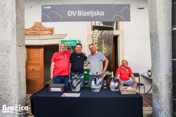 kruh-vino-brezice-55A1D20AA-0091-78A1-EC3B-6B6639450E0F.jpg