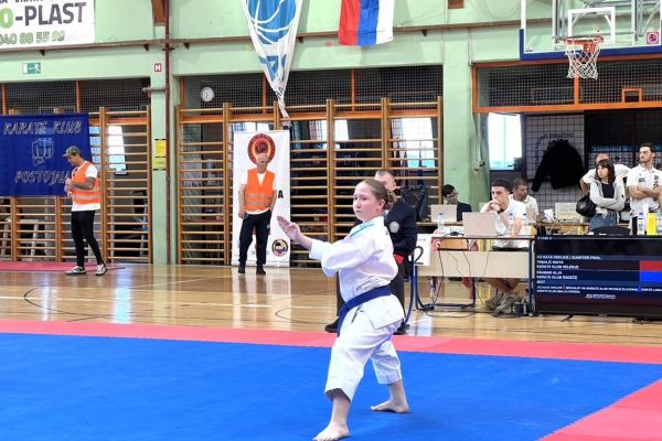 radeski-karateisti-111C60047F-2A17-8045-5B1B-78C4F37E6AE2.jpg