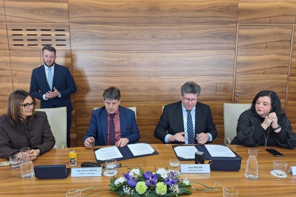 brezice-podpis-pogodbe-pisece-2026-46AAECAC2-C72C-C44C-79EB-F7CDB4B76DBA.jpg