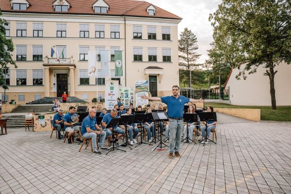 promenadni-koncert-senovo-2026-0319285511-F68B-4972-9B2E-D75975B5DBA7.jpg