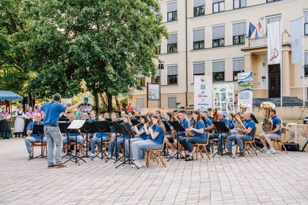 promenadni-koncert-senovo-2026-06DE37FA6B-A441-07E1-6BAB-4CB5D6D1FFE8.jpg