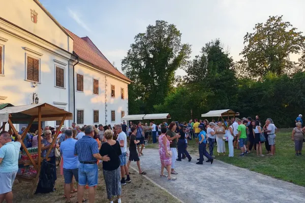 raka-praznuje-08DDE2228D-6704-B729-FA05-597D426D43BC.webp