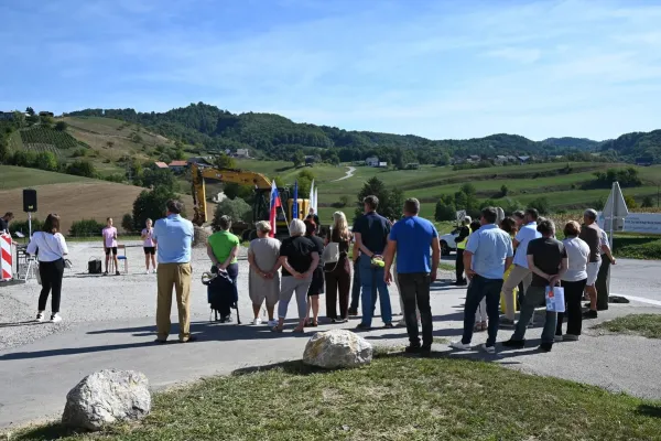 cesta-sevnica-104BD26B35-969B-70CA-6D4A-5BBF04B5DBE2.webp