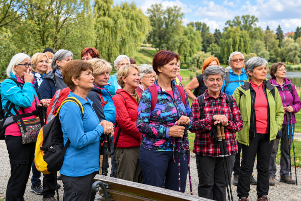 pohodniki-ob-ribniku-v-parkuFA43D994-C5D9-B868-3EE6-0D6F45BE39DD.png