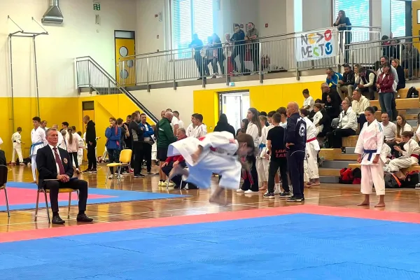 radeski-karateisti-na-kozjanske-zmaju-16DE01DD1D-6B08-1A13-932E-AAA00D81226D.webp