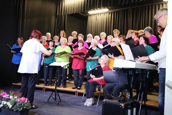 5-koncert-leskovskih-lastovk-02BA4CC617-4D65-1A57-5E56-63934FF32B8A.webp