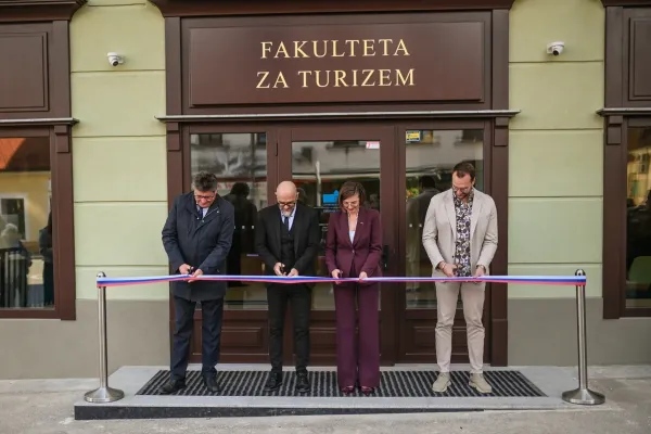 otrvoritev-fak-za-tur-149ACFFFCA-9C26-9B31-575F-B0D1D015E139.webp