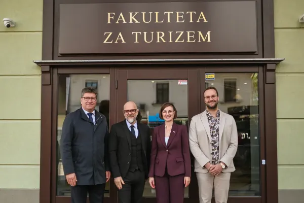 otrvoritev-fak-za-tur-17D888D7DA-2FC0-A428-3C46-8EA08CBB7D9A.webp