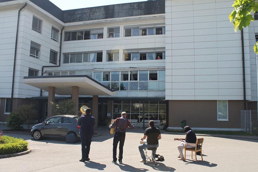 Štirje učitelji nastopili pred Domom starejših občanov Krško