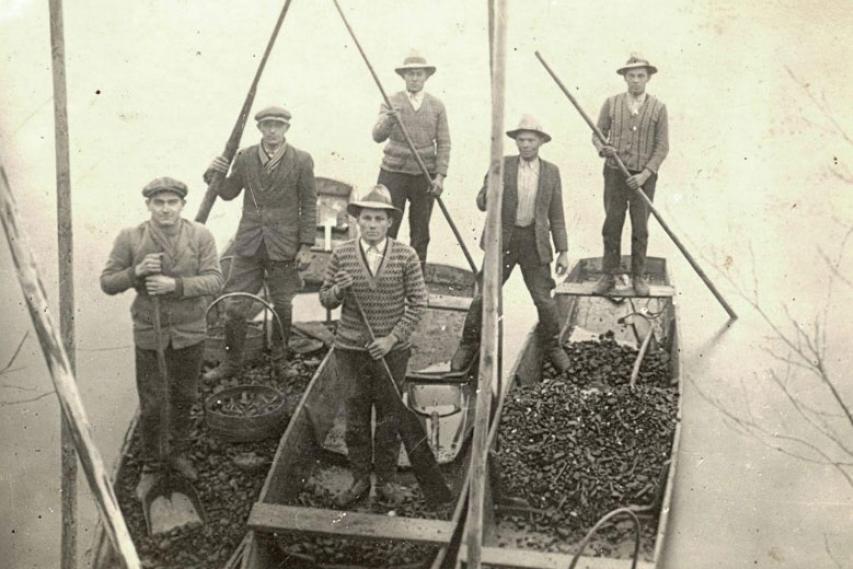 Kólnarji - lovilci in nabiralci premoga iz reke Save pri Čatežu ob Savi okoli leta 1930: