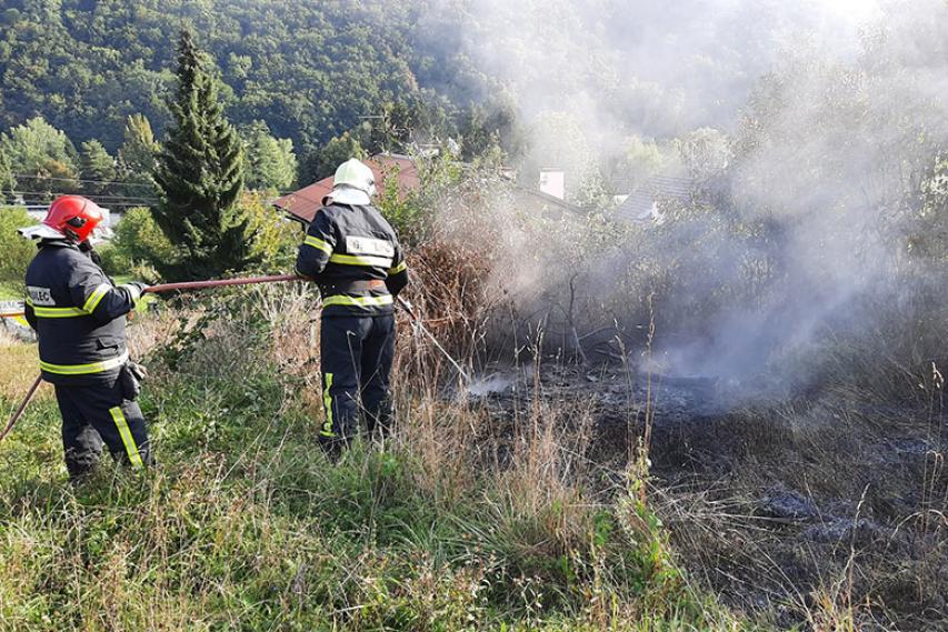 Požar trave v Slovenski vasi